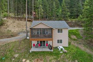 コー・ダレーンにあるMountain Home in Coeur d’ Aleneのデッキ付きの家屋の空中ビュー