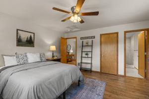 コー・ダレーンにあるMountain Home in Coeur d’ Aleneのベッドと天井扇風機のある寝室
