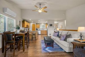 コー・ダレーンにあるMountain Home in Coeur d’ Aleneのソファとテーブルのあるリビングルームとキッチン