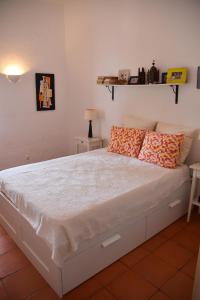 um quarto com uma cama com duas almofadas em Casa Linda da Praia do Alfamar em Albufeira
