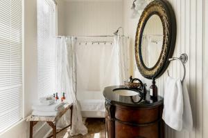 Ett badrum på Crystal River Inn