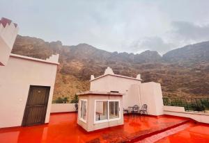 Cette chambre dispose d'un balcon offrant une vue sur la montagne. dans l'établissement Riad Les Roches Todra, à Tinghir