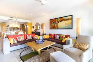 ein Wohnzimmer mit 2 Sofas und einem Tisch in der Unterkunft Your Luxury Oasis at Tahéima in Nuevo Vallarta