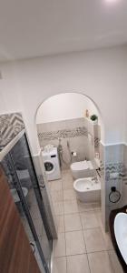 uma casa de banho com 2 WC e um lavatório em Dani's House em Cagliari