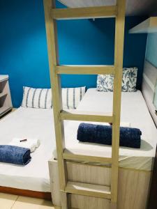 een stapelbed in een kamer met 2 bedden bij Casa riviera in Paraty