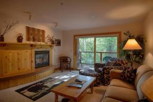 uma sala de estar com um sofá e uma mesa em 3 Bedroom Condo- Blackfoot 322 em Driggs