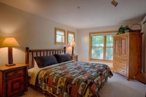 um quarto com uma cama, uma cómoda e uma janela em 3 Bedroom Condo- Blackfoot 322 em Driggs