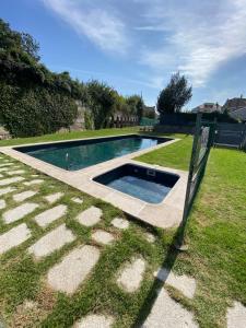 a swimming pool in the middle of a yard at Apartamento con vistas en Vigo by RSH in Vigo