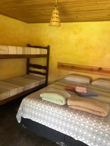 a bedroom with two bunk beds in a room at Fazendinha da Canastra in Vargem Bonita