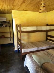 a room with two bunk beds in a cabin at Fazendinha da Canastra in Vargem Bonita