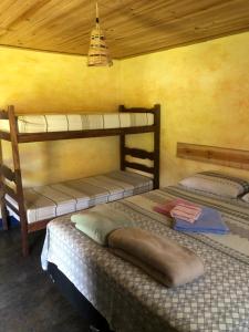 Divstāvu gulta vai divstāvu gultas numurā naktsmītnē Fazendinha da Canastra