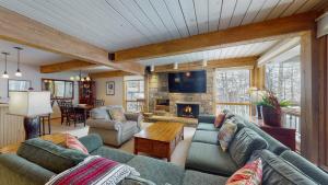 uma sala de estar com sofás e uma lareira em Top of the Village - CoralTree Residence Collection em Snowmass Village