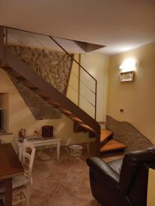 - un salon avec un escalier et un canapé dans l'établissement Linda's Holiday Home, à Roccastrada