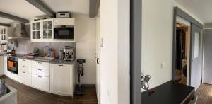 a kitchen with white cabinets and a counter top at Appartement 2-pieces à Verbier in Verbier