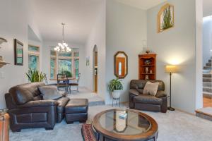 Posedenie v ubytovaní Pet and Family Friendly Bonney Lake Home Game Room