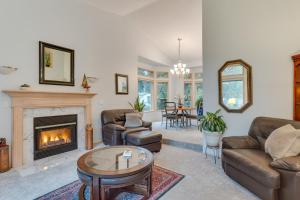 Posedenie v ubytovaní Pet and Family Friendly Bonney Lake Home Game Room