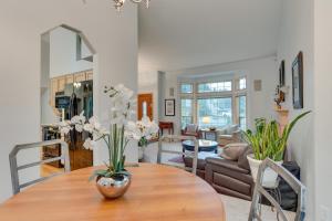 Posedenie v ubytovaní Pet and Family Friendly Bonney Lake Home Game Room