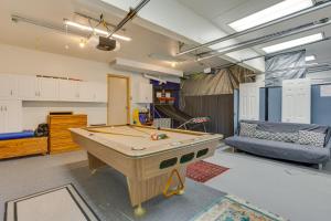 Posedenie v ubytovaní Pet and Family Friendly Bonney Lake Home Game Room