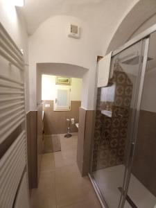 La salle de bains est pourvue d'une douche et de toilettes. dans l'établissement Linda's Holiday Home, à Roccastrada