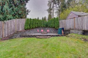 Vonkajšia záhrada v ubytovaní Pet and Family Friendly Bonney Lake Home Game Room