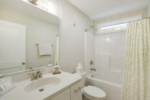 Ένα μπάνιο στο Luxe Mountain Home Near Ridgecrest and Asheville! +22 φωτογραφίες