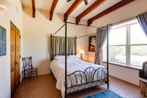 una camera da letto con letto a baldacchino e finestra di El Diamante Mtn-View Casita with Private Jacuzzi! a Tucson
