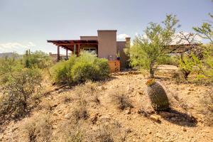 un cactus di fronte a una casa nel deserto di El Diamante Mtn-View Casita with Private Jacuzzi! a Tucson