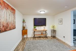 Gallery image of Old Hickory Hideout Charming Apt with Deck! in Old Hickory +17 photos