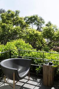 d'une baignoire et d'une chaise sur un balcon. dans l'établissement Brick Hotel Mexico City - Small Luxury Hotels of the World, à Mexico
