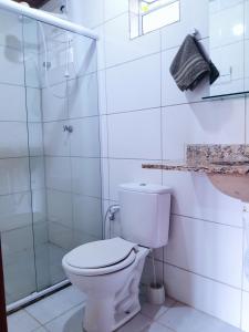 レンソイスにあるCasa Relva Suítesの白いバスルーム(トイレ、シャワー付)
