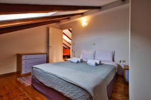 - une chambre mansardée avec un grand lit dans l'établissement Veranda on the Aegean--near Nafplio, à Kiverion