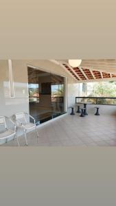 ein Zimmer mit 2 Stühlen und einem Tisch in einem Gebäude in der Unterkunft HOTEL VEREDAS in Monsenhor Paulo