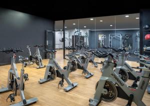 een fitnessruimte met een stel loopvlakken bij Delta Hotels by Marriott Manchester Airport in Hale