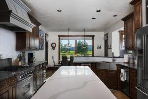 uma grande cozinha com uma grande bancada branca em Month long Rental- Teton Springs Home, 4 Bedroom em Victor