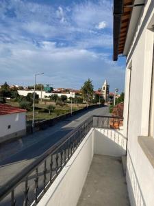 uma vista para a rua a partir de uma varanda de um edifício em Caminho da Vila moradia. em Escalos de Cima