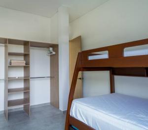 a bedroom with a bunk bed and a closet at Casa Campestre Ensueño in Ricaurte