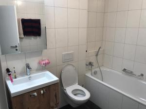 ein Badezimmer mit einem WC, einem Waschbecken und einer Badewanne in der Unterkunft Appartement haut standing 
