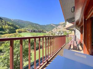 a balcony with a view of a mountain at Amplio Apartmento en Pal. 8PAX in Pal