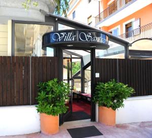 wejście do restauracji z dwoma doniczkami w obiekcie Villa Santacroce w mieście San Giovanni Rotondo