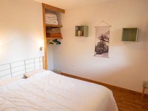 een slaapkamer met een bed en een spiegel aan de muur bij Appartement Valfréjus, 2 pièces, 4 personnes - FR-1-468-49 in Valfréjus