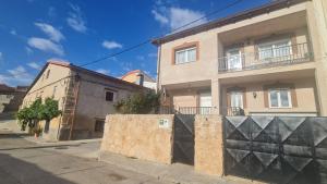 an apartment building with a fence in front of it at Las Golondrinas de Henche in Henche