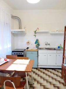 uma cozinha com uma mesa de madeira e um lavatório em Caminho da Vila moradia. em Escalos de Cima