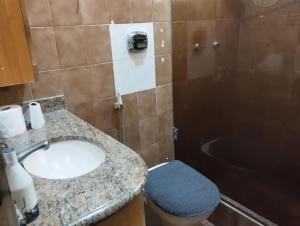 uma casa de banho com um lavatório, um WC e um chuveiro em Retiro Luxuoso:Casa Espaçosa com Piscina Privativa em Campos dos Goytacazes
