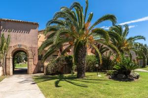 Zahrada ubytování ISA-Residence with swimming-pool in Santa Margherita di Pula, apartments with air conditioning and private outdoor space at only 250 m from the beach