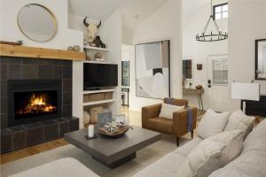 sala de estar con sofá y chimenea en Tailwind Cabin Creek Front - Close to Targhee en Driggs