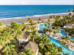 een luchtzicht op het resort en het strand bij Porto Beach Resort - Beach Class Muro Alto in Porto De Galinhas