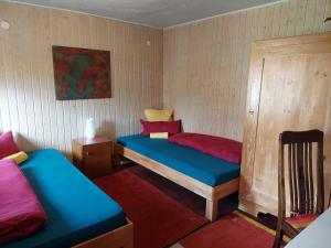 Habitación pequeña con 2 camas en una habitación en altes Schäferhaus, en Mainleus