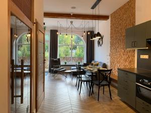 a kitchen and dining room with a table and chairs at Apartament Kalina - Wyszyńskiego in Świeradów-Zdrój