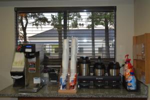 encimera de cocina con ventana y cafetera en Red Roof Inn Jackson North – Ridgeland, en Ridgeland