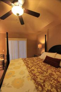 - une chambre avec un lit et un ventilateur de plafond dans l'établissement Spacious 6 Br Town Home Near Ski Hill Road, à Driggs